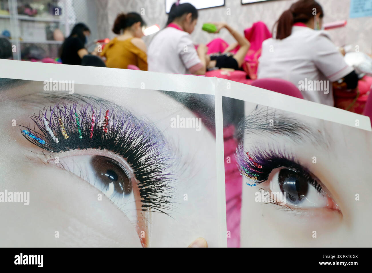 Vietnamesische Beauty Salon. Kosmetikerin Anwendung verlängert die Wimpern zu Frau. Ho Chi Minh City. Vietnam. Stockfoto