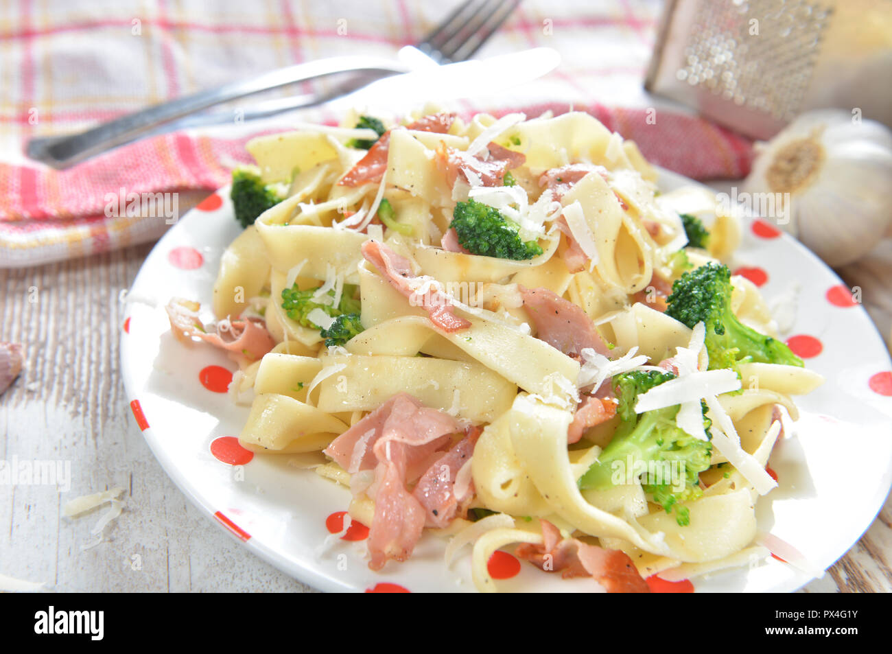 Tagliatelle mit Broccoli und Schinken Stockfoto