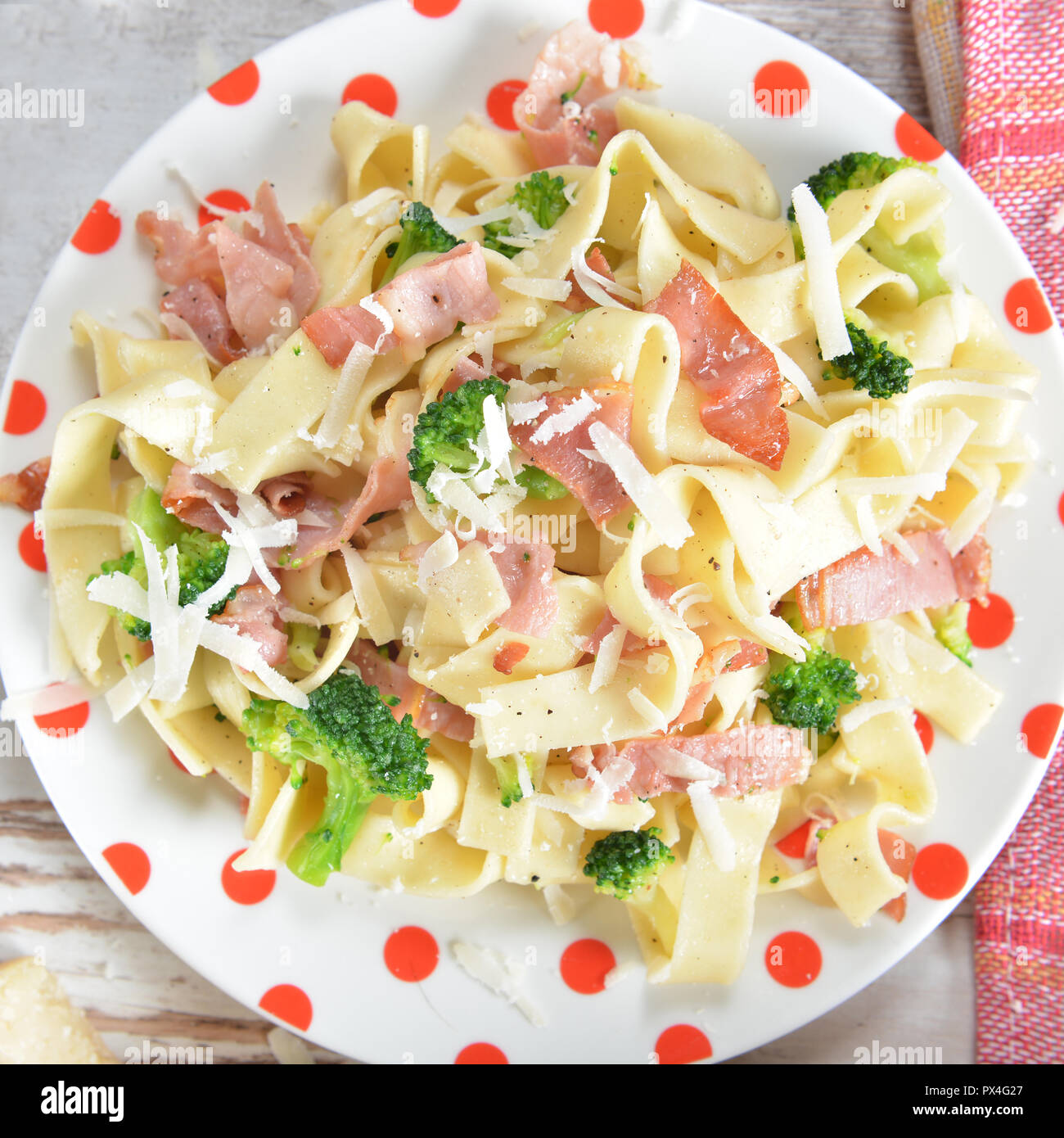 Tagliatelle mit Broccoli und Schinken Stockfoto
