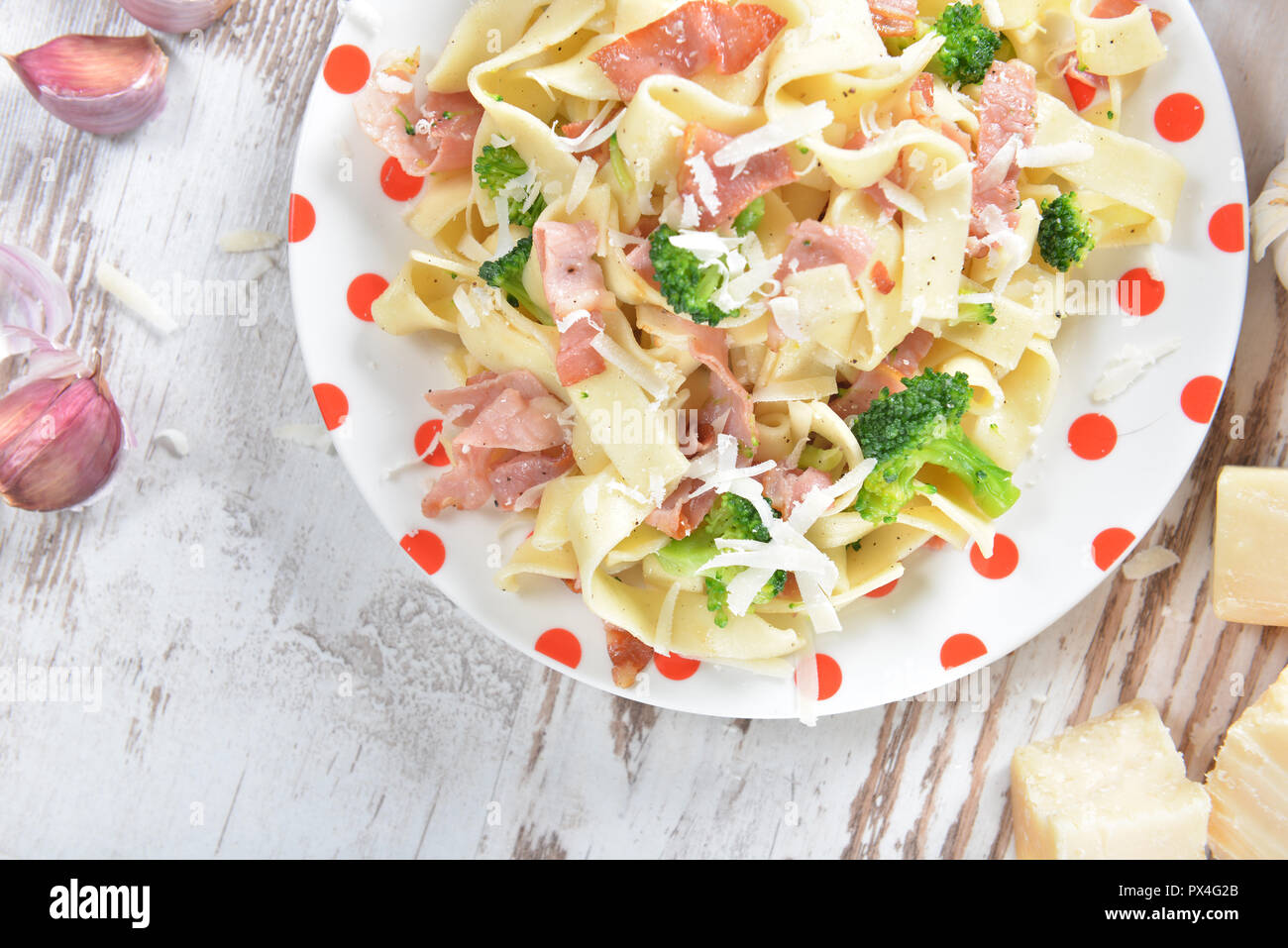 Tagliatelle mit Broccoli und Schinken Stockfoto