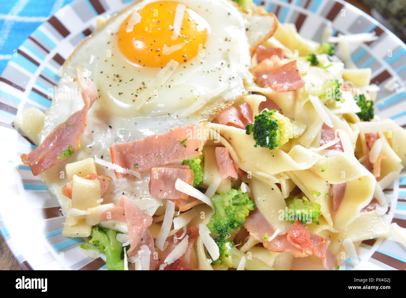 Bandnudeln mit Brokkoli, Schinken und Spiegelei Stockfoto