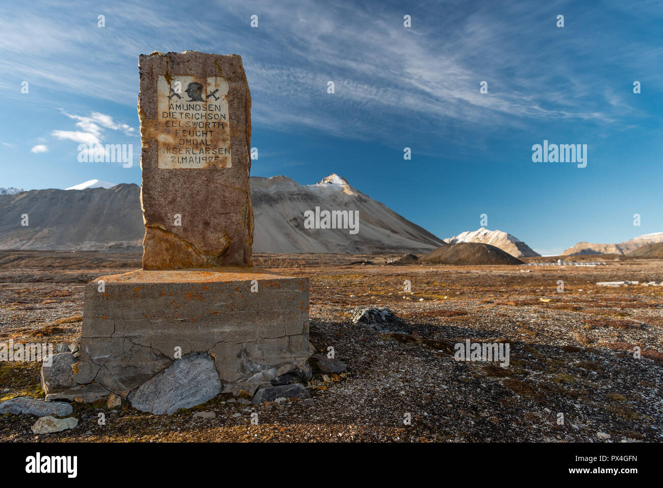 Gedenkstein für Amundsen-Ellsworth Nordpol Flugzeug Expedition, Ny-Ålesund, Spitzbergen Island, Spitzbergen Archipel Stockfoto