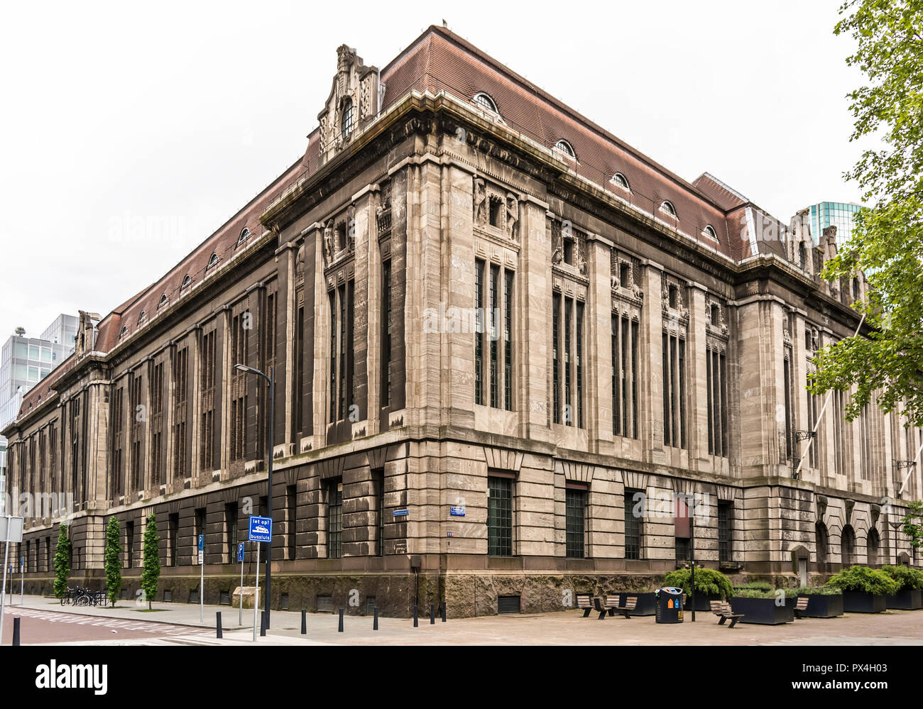 Ehemalige Central Post Office von Rotterdam ist eines der wenigen Gebäude, die Bombardierungen während des Zweiten Weltkrieges überlebte. Stockfoto