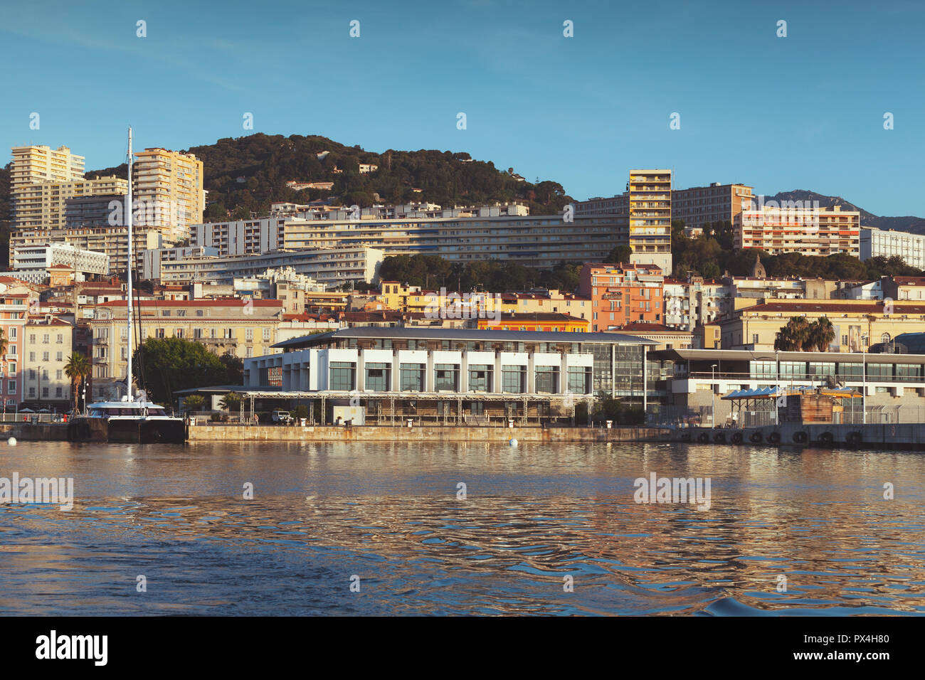Main Passagierterminal im Hafen von Ajaccio, am Meer. Korsika, die französische Insel im Mittelmeer. Sommer morgen Stadtbild mit Vintage tonale Stockfoto