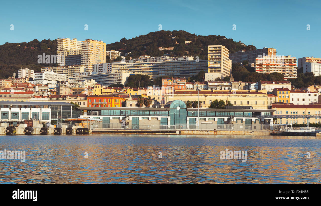 Passagierterminal im Hafen von Ajaccio, am Meer. Korsika, die französische Insel im Mittelmeer. Sommer morgen Stadtbild mit Vintage tonale Corr Stockfoto
