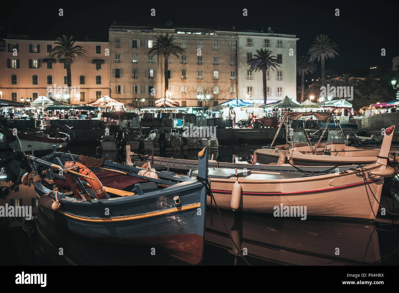 Holz- Fischerboot im alten Hafen von Ajaccio, der Hauptstadt der Insel Korsika, Frankreich. Nacht Foto mit warmen vintage Tonwertkorrektur Filter Stockfoto