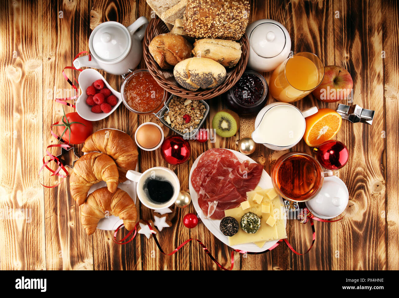 fruhstuck-am-tisch-mit-brot-brotchen-croissants-kaffee-und-saft-auf-weihnachten-weihnachten-urlaub-morgen-px4hne.jpg