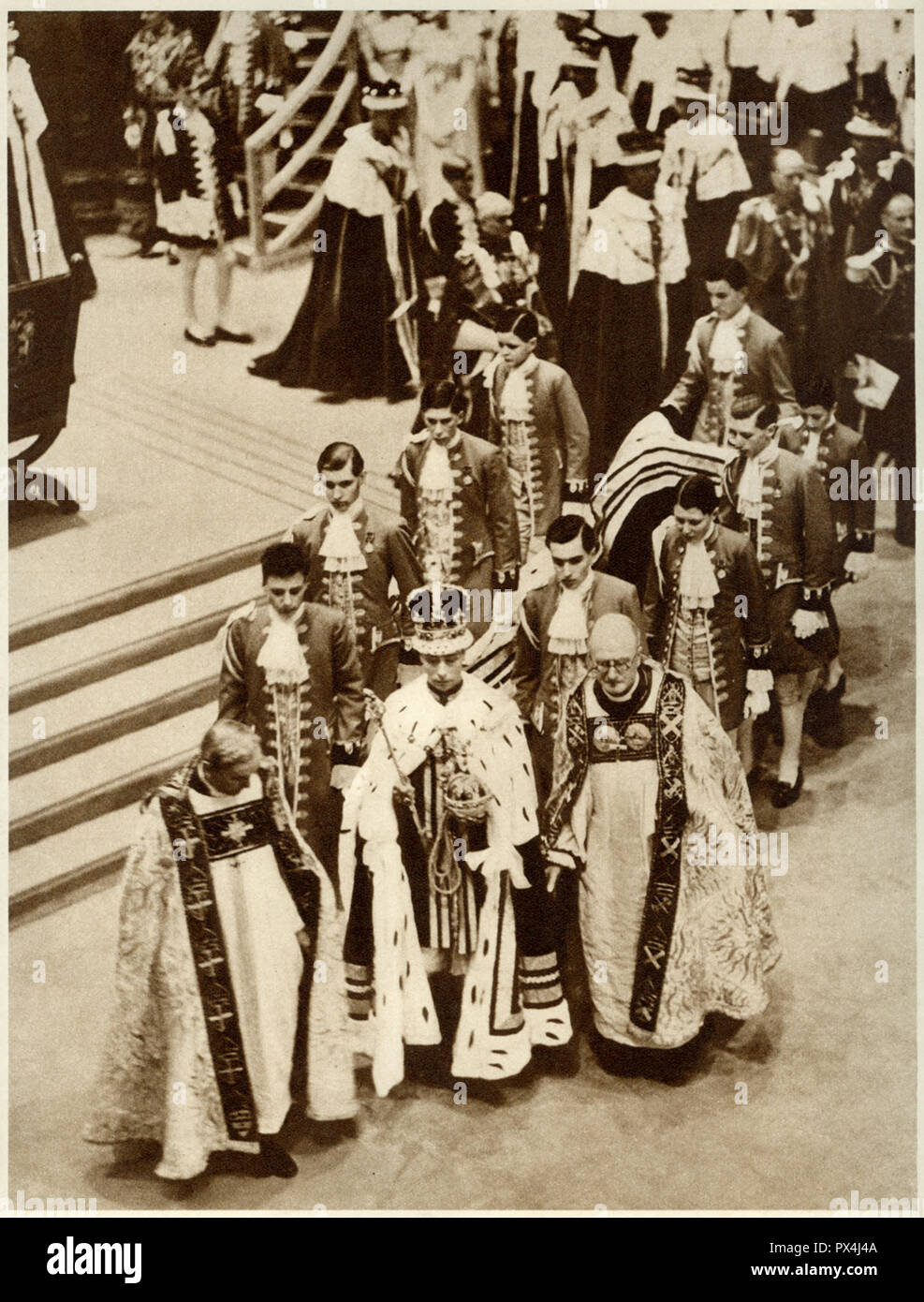 King George die sechste von Westminster Abbey am 12. Mai 1937 Übersicht der König trug seine Krönung Roben der Krone und der Reichsapfel und Zepter in einer Krönung Souvenir Buch veröffentlicht, die von der Daily Express vom 1937 veröffentlicht. Stockfoto