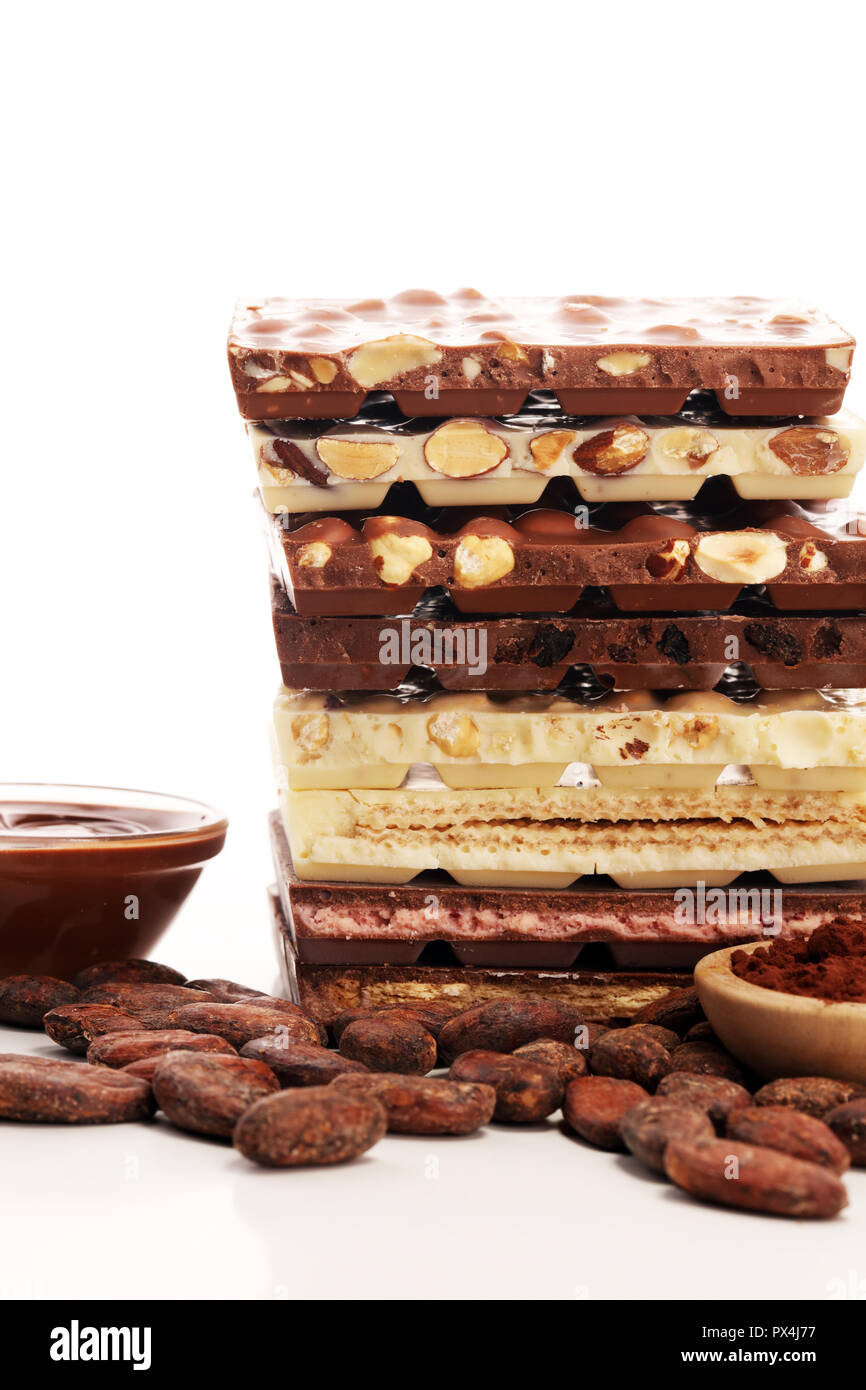 Schokoriegel auf Tabelle mit Schokolade Tower. Schokolade und Nüsse Stockfoto
