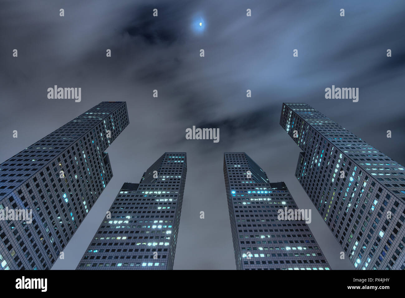 Konzeptionelle futuristische Metropole sky Scrapper in der Nacht Stockfoto