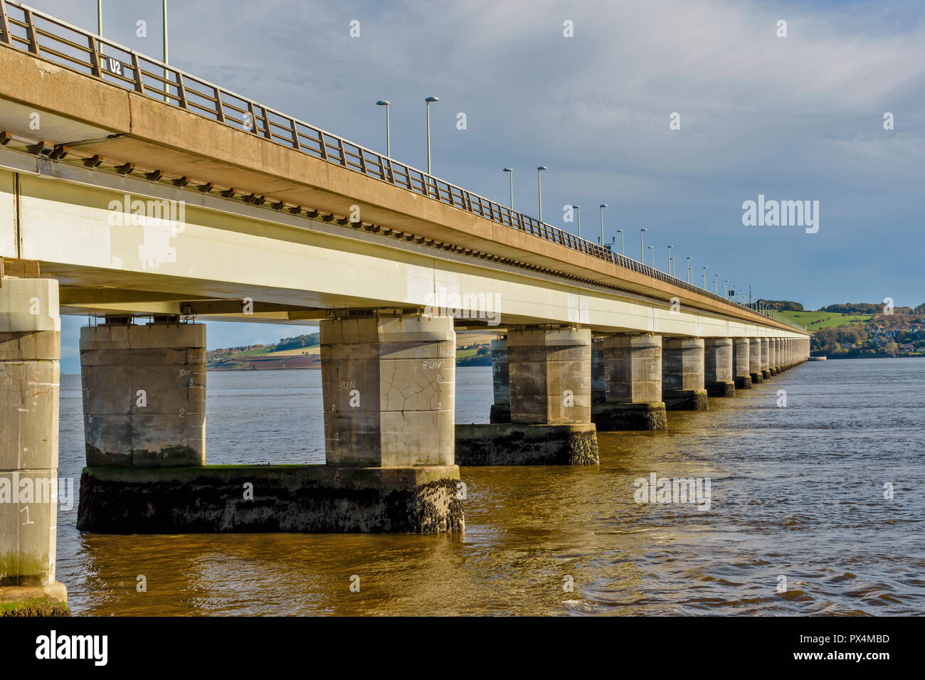 TAY ROAD BRIDGE AUF DER DUNDEE SEITE DES TAY MÜNDUNG IN RICHTUNG NEWPORT AUF TAY IN FIFE COUNTY Stockfoto