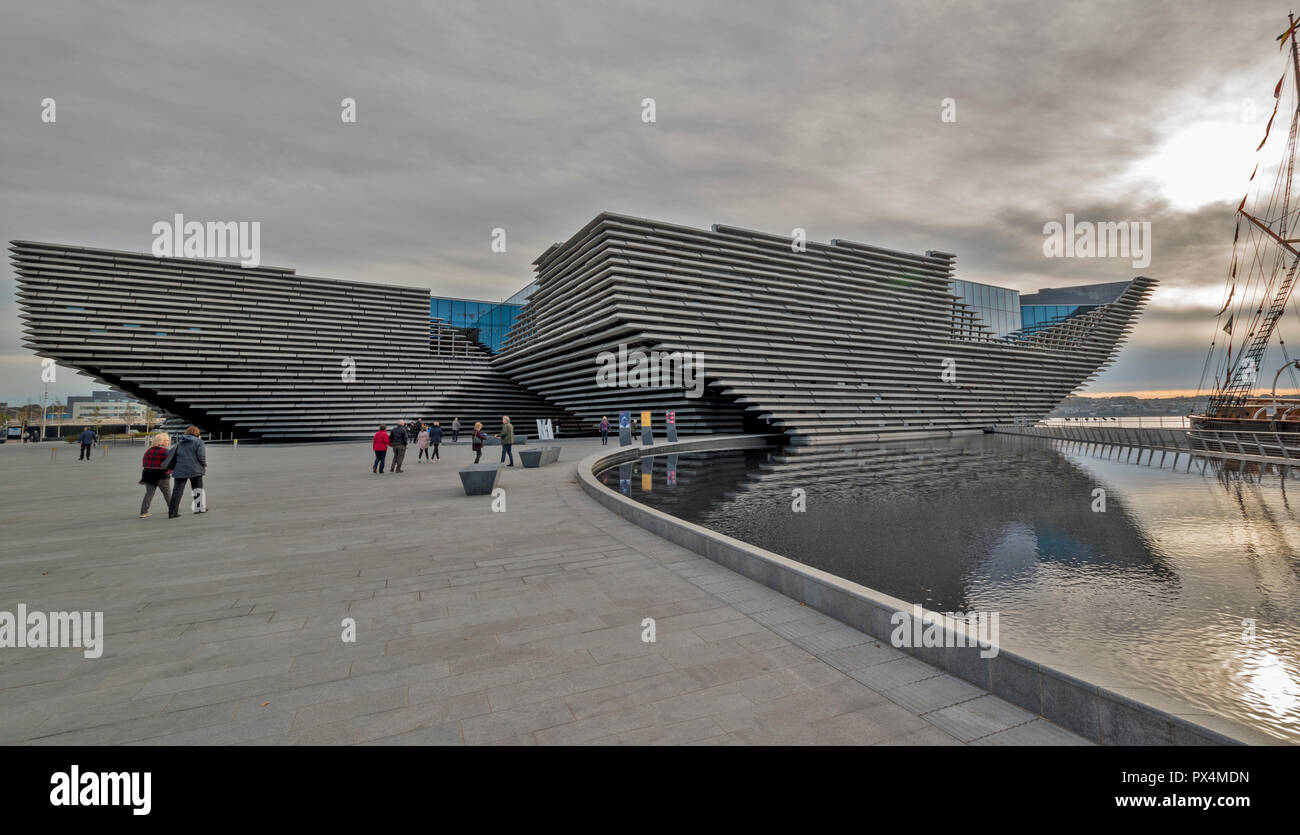 V&A MUSEUM FÜR GESTALTUNG DUNDEE SCHOTTLAND MENSCHEN AUSSERHALB DES GEBÄUDES AUF EINER FRÜHEN HERBSTMORGEN Stockfoto