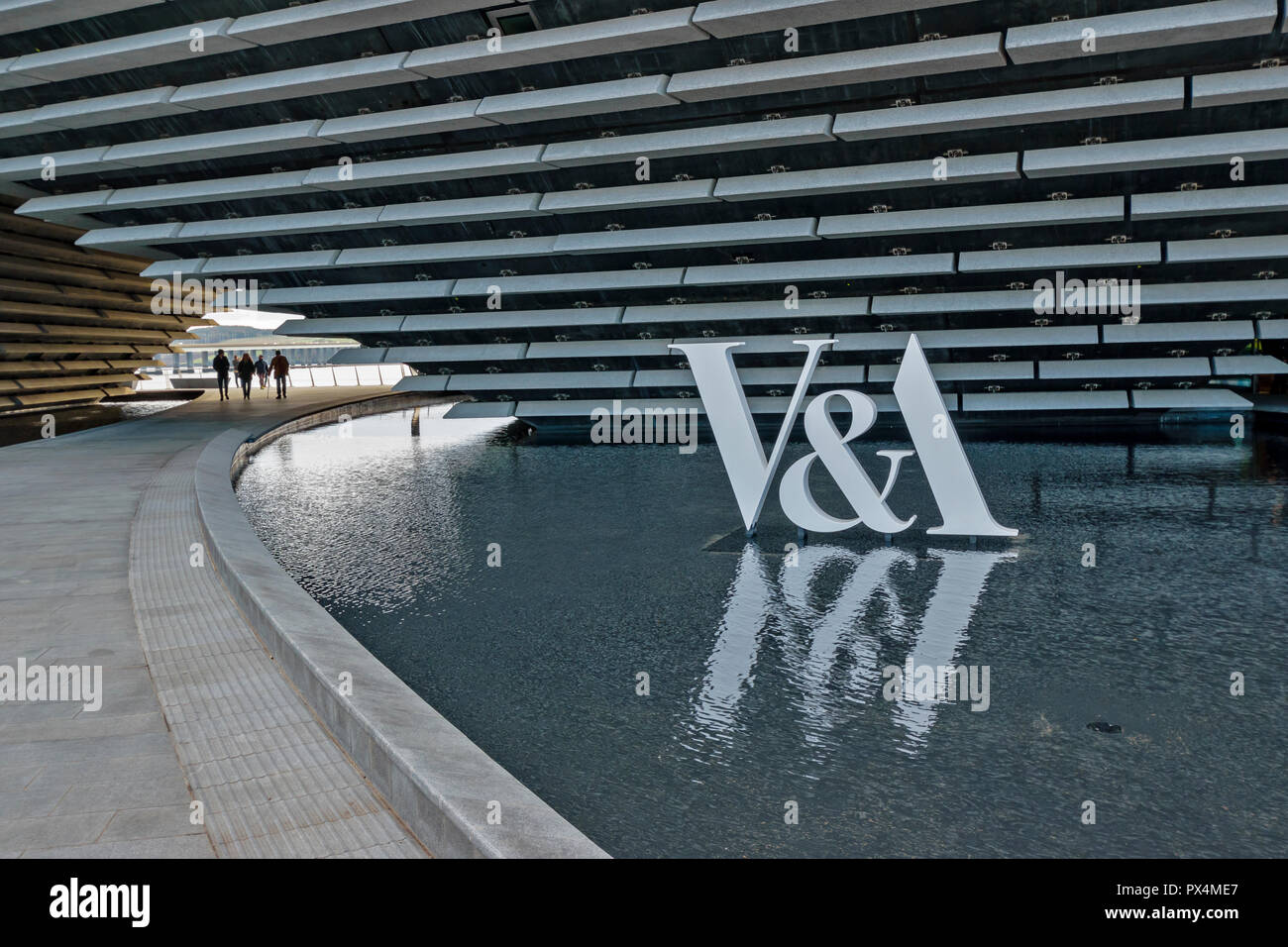 V&A MUSEUM FÜR GESTALTUNG DUNDEE SCHOTTLAND den TORBOGEN UND POOL MIT ZEICHEN REFLEXIONEN Stockfoto