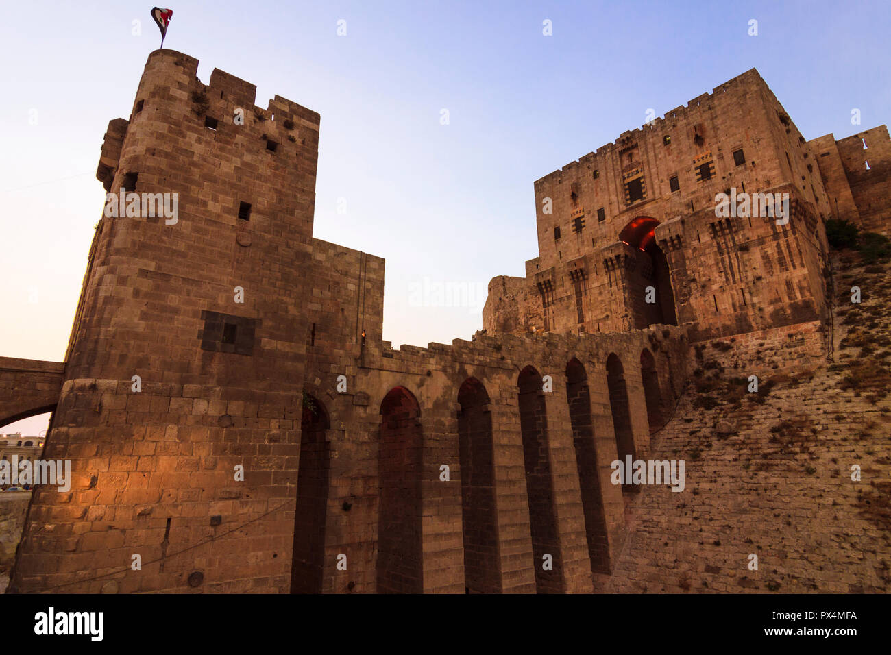 Aleppo Aleppo Governatorat, Syrien: Zitadelle von Aleppo, einer großen mittelalterlichen befestigten Palast im Zentrum der Altstadt. Die Seite hat im Einsatz seit Stockfoto