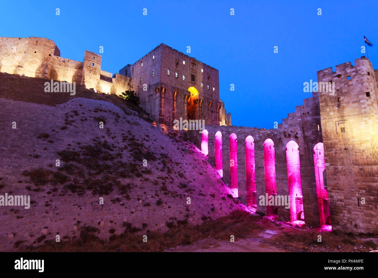 Aleppo Aleppo Governatorat, Syrien: Beleuchtete Zitadelle von Aleppo, einer großen mittelalterlichen befestigten Palast im Zentrum der Altstadt. Die Seite wurde Stockfoto