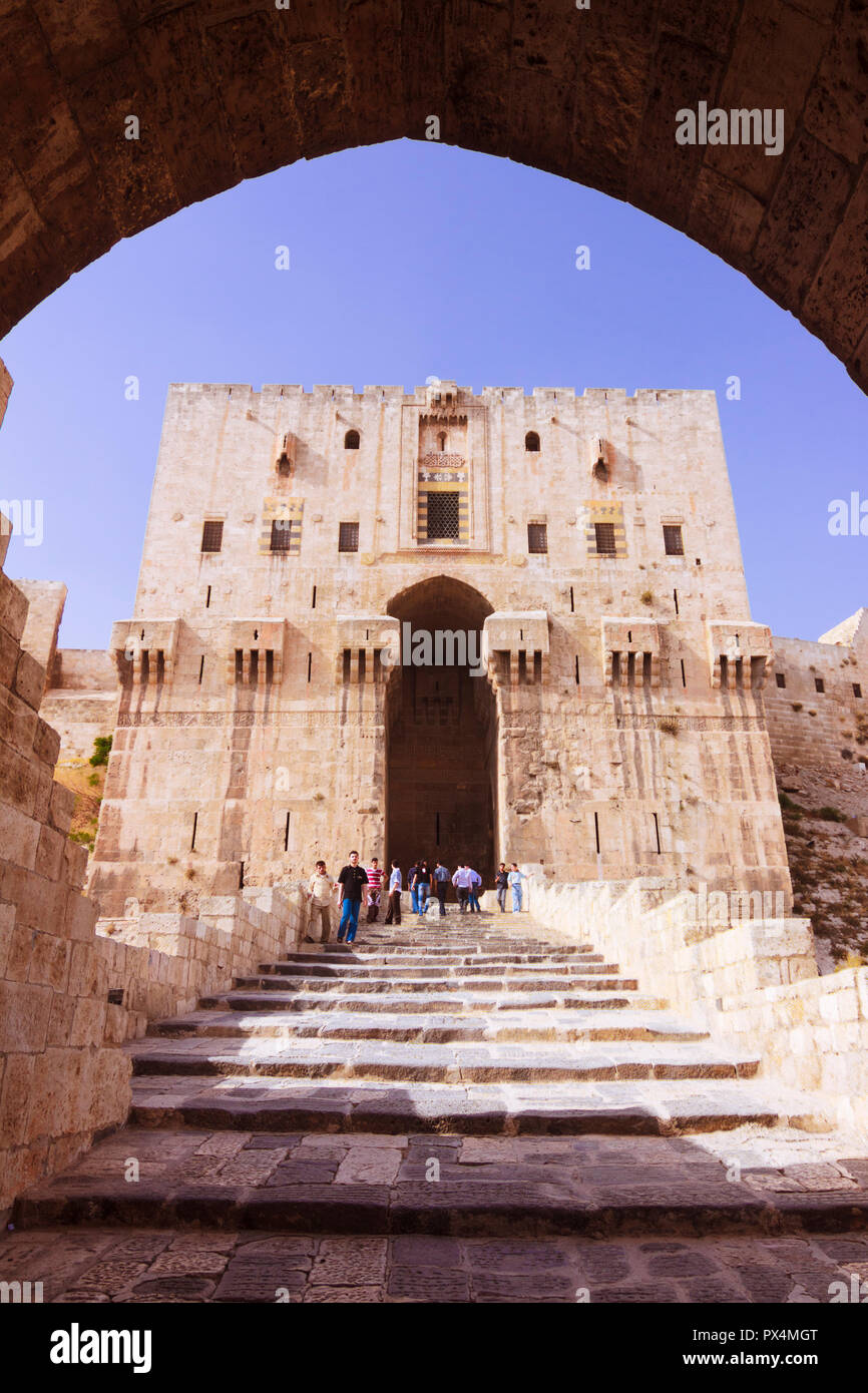 Aleppo Aleppo Governatorat, Syrien: Menschen am Eingang der Zitadelle von Aleppo, einer großen mittelalterlichen befestigten Palast im Zentrum der Altstadt. Stockfoto