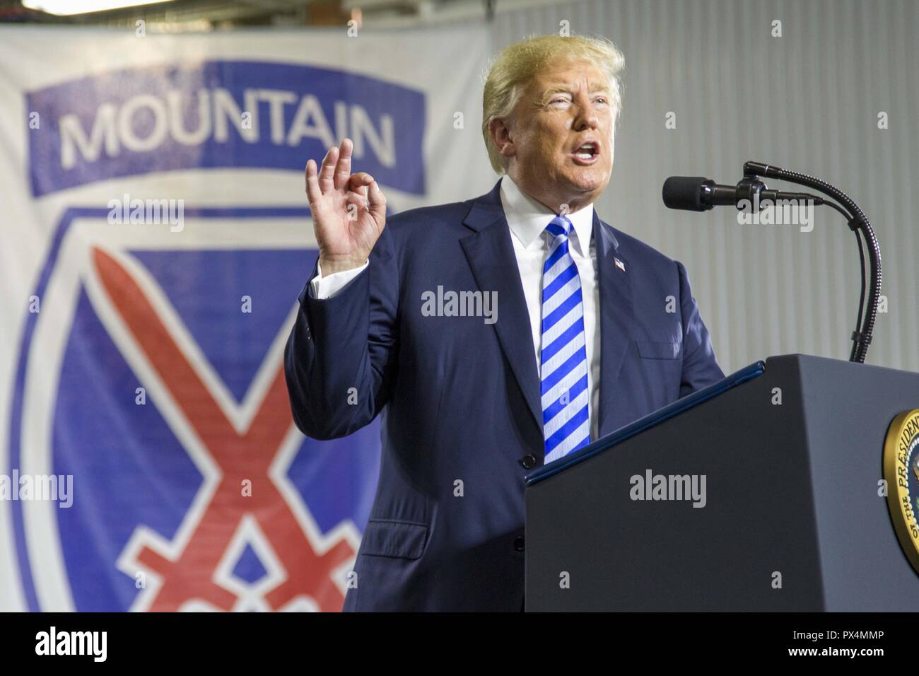 Präsident Donald J Trump sprechen während einer Zeremonie der Unterzeichnung des National Defense Authorization Act in Fort Drum, New York, 13. August 2018. Mit freundlicher Genehmigung des Sgt. Thomas Scaggs/10 Combat Aviation Brigade. () Stockfoto