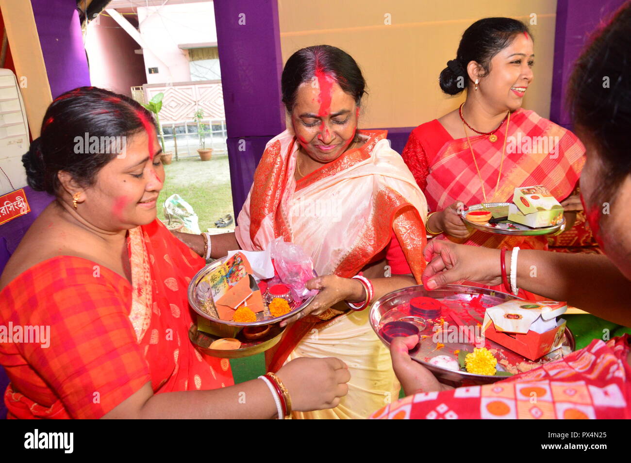 Durga Puja/Navratri in Kolkata, Indien endet mit der Feier des indoor Khela'. (Habe rmillion Spiel"). Hinduistische Frauen speziell bengalischen Frauen Abstrich e Stockfoto