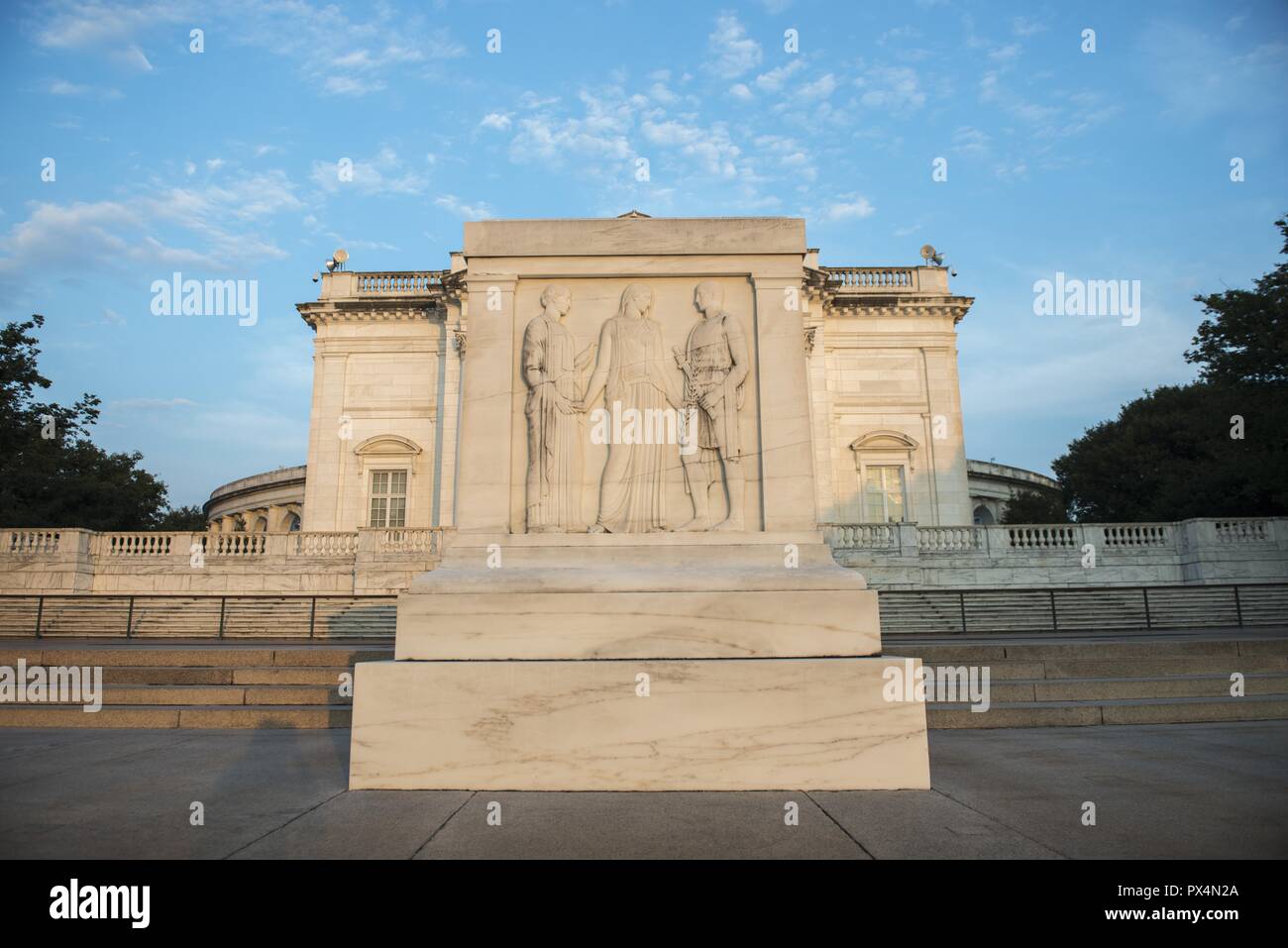 Blick auf den Osten mit Blick auf das Grab des Unbekannten Soldaten, geschossen von einem niedrigen Winkel, mit einer bas-relief mit der Darstellung der Klassischen allegorischen Figuren Frieden, Sieg, und Valor im Vordergrund, und mit der östlichen Fassade der das Arlington Memorial Amphitheater sichtbar im Hintergrund, auf dem Arlington National Cemetery, in Arlington, Virginia, USA, mit freundlicher Elizabeth Fraser und der Arlington National Cemetery, 7. August 2018. () Stockfoto