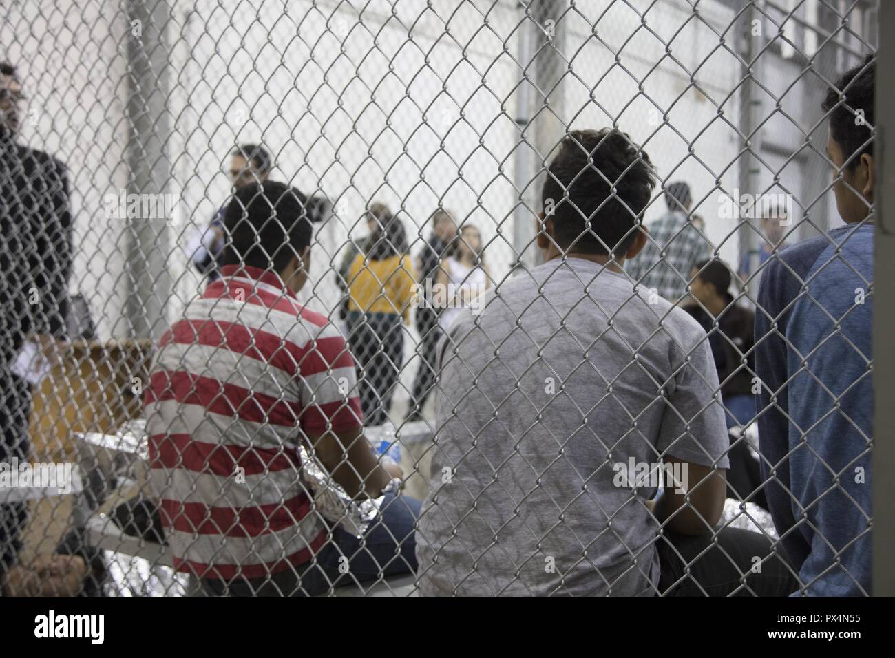 Hinter dem Zaun an der Central Processing Center in McAllen, Texas, 17. Juni 2018 angebliche illegale Grenzgänger. Mit freundlicher Genehmigung des Verteidigungsministerium der Vereinigten Staaten. () Stockfoto