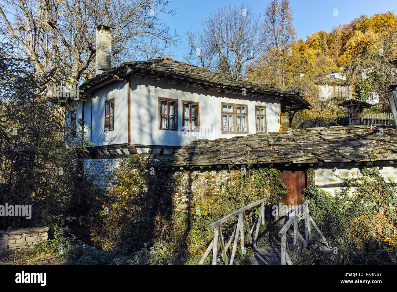 Herbst Blick auf die architektonischen und historischen Reserve von Dorf Bozhentsi, Gabrovo, Bulgarien Stockfoto