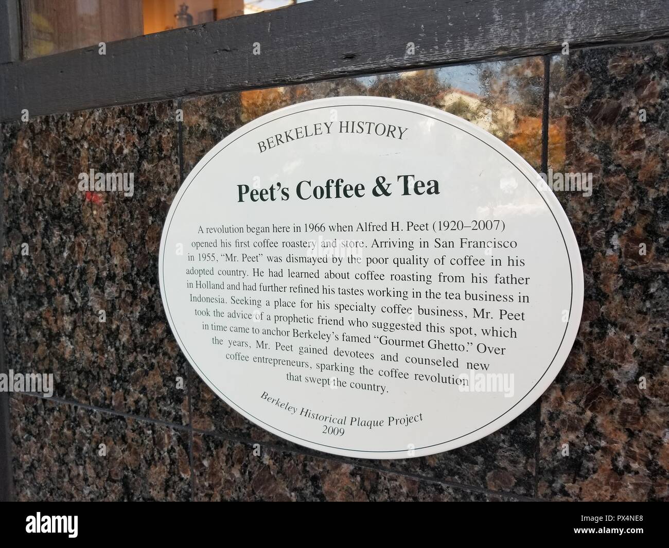 In der Nähe von historische Markierung bei Kaffee Cafe des ursprünglichen Peet in der Gourmet Ghetto Nachbarschaft von Berkeley, Kalifornien, 25. September 2018. () Stockfoto
