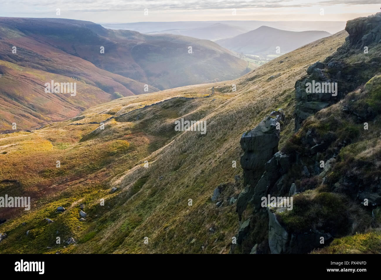 Blick hinunter Grindsbrook Clough zu Edale von Kinder Scout im Peak District National Park, Derbyshire, Großbritannien Stockfoto