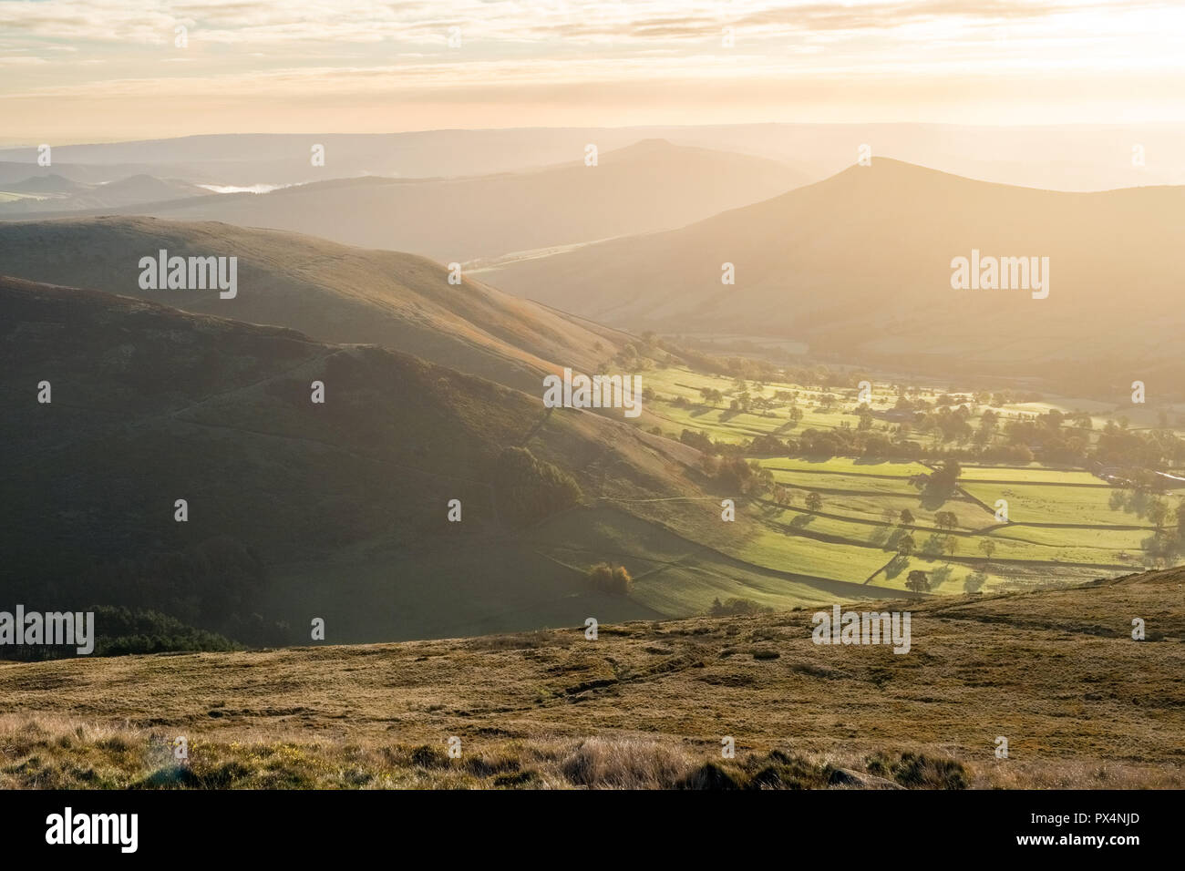 Edale und Verlieren, Hügel, am frühen Morgen, von Grindslow Knoll, Kinder Scout, Nationalpark Peak District, Derbyshire, Großbritannien Stockfoto