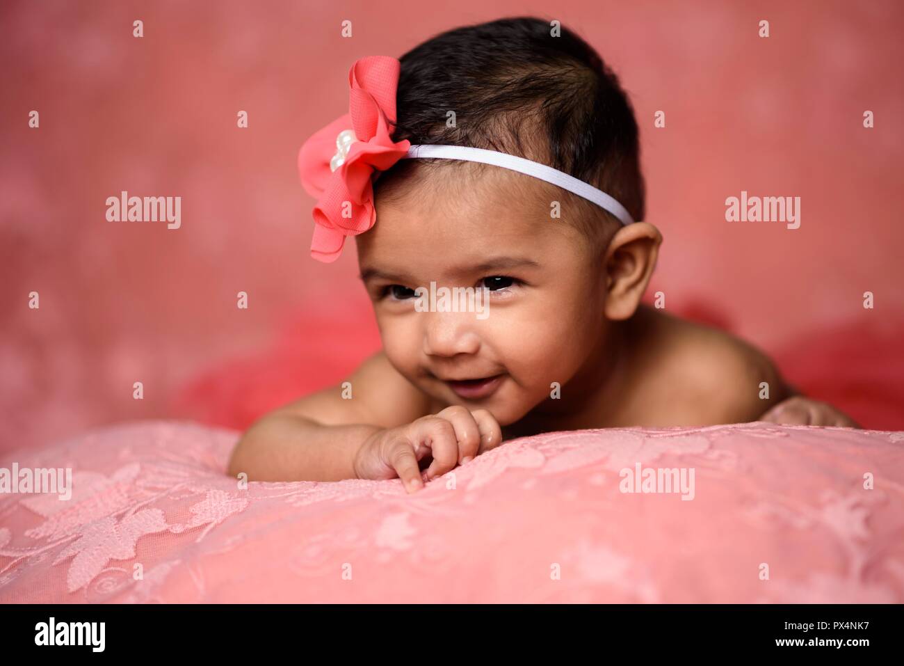 Schönen lächelnden, Schöne schlafende Baby. Ich nahm dieses Bild, wenn sie lächelt. Nach vielen Male, die ich erfolgreich dieses Bild zu erfassen. Stockfoto