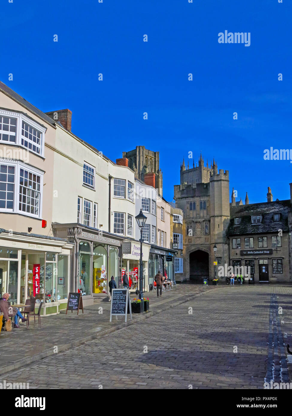 Georgische archiecture und Pennyless Veranda im historischen Markt von Wells, Somerset, England, Großbritannien Stockfoto