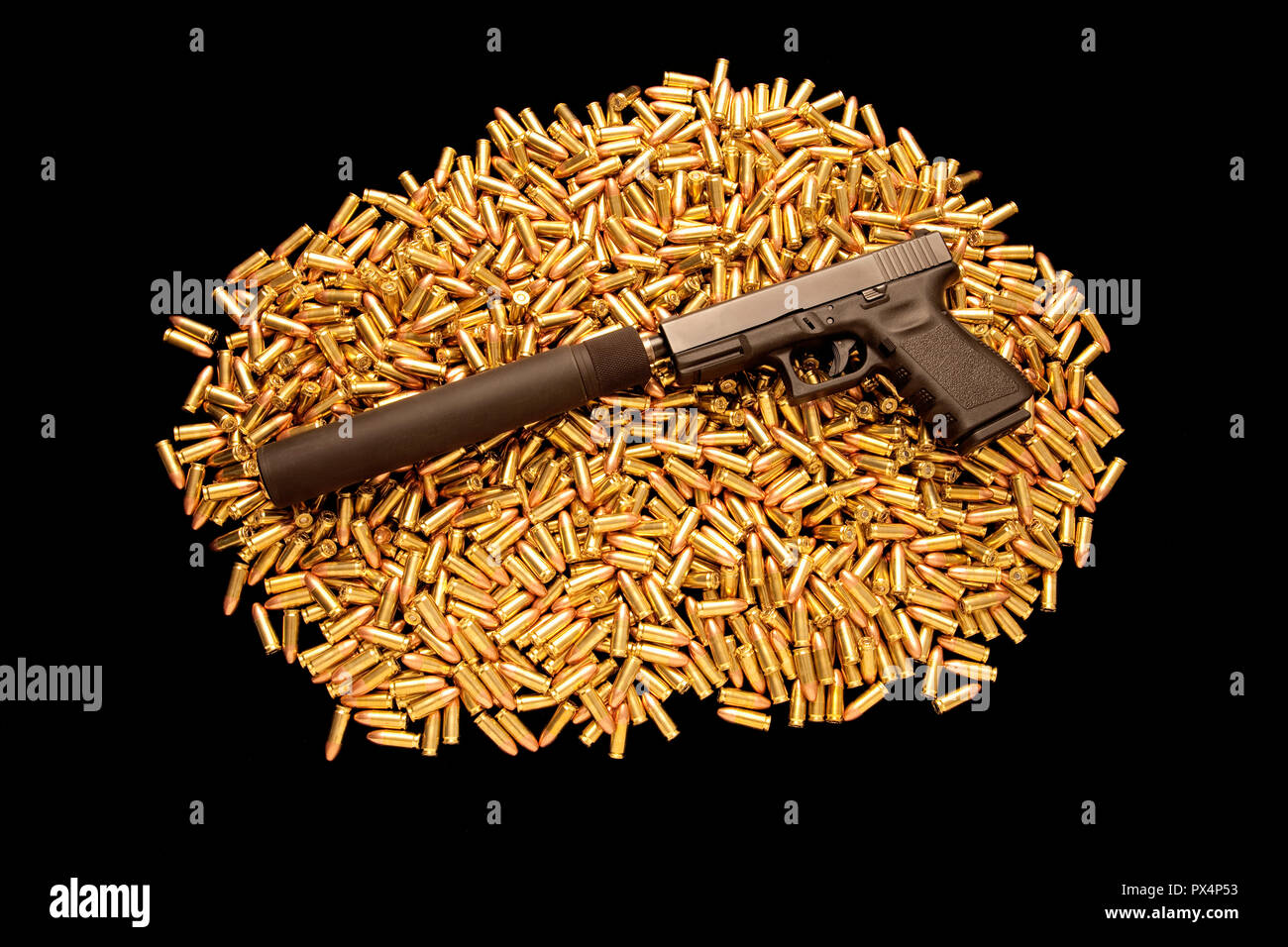 Pistole mit Schalldämpfer und scharfer Munition Stockfoto