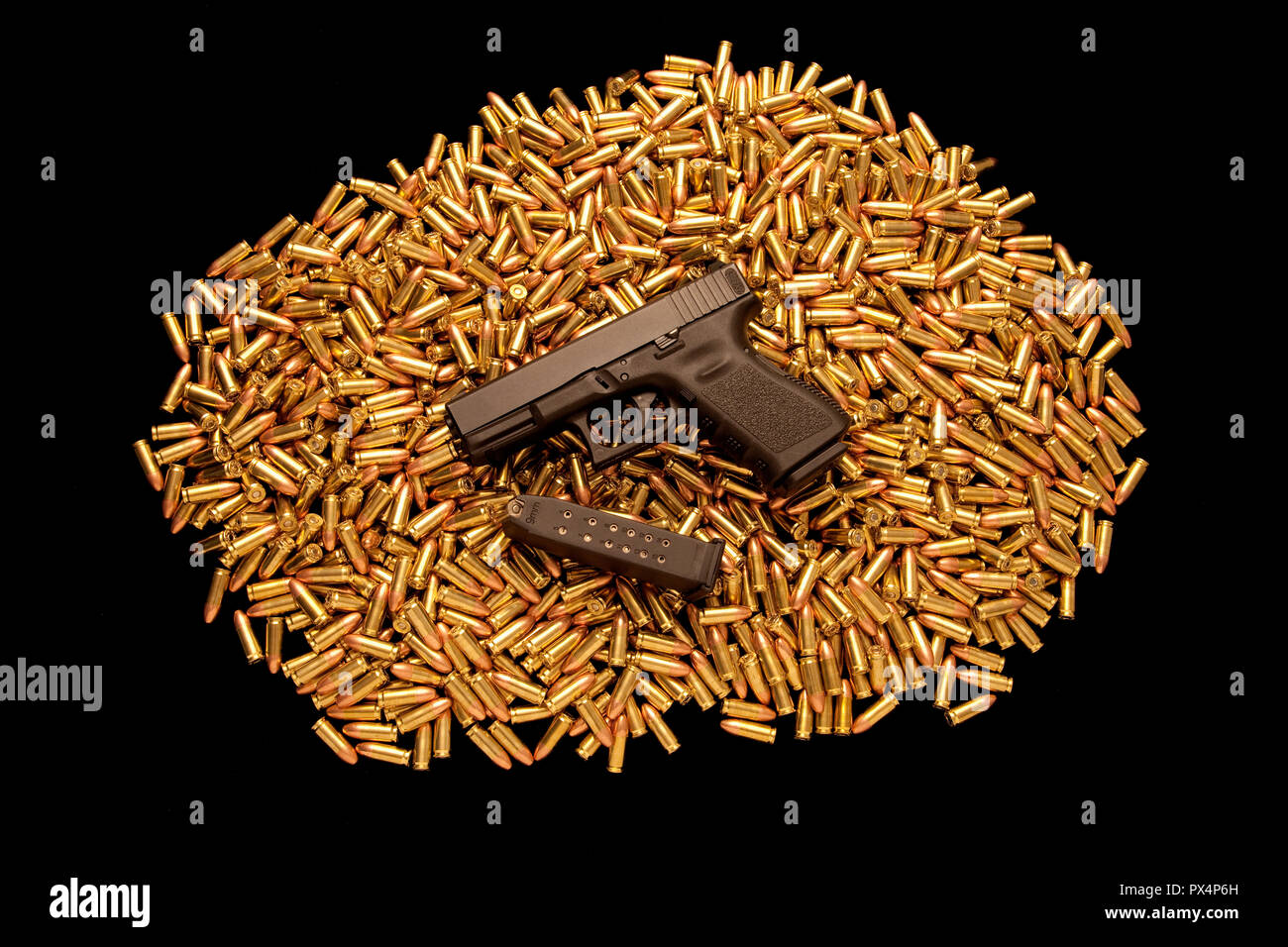 Geladene Pistole auf Stapel von scharfer Munition. Stockfoto