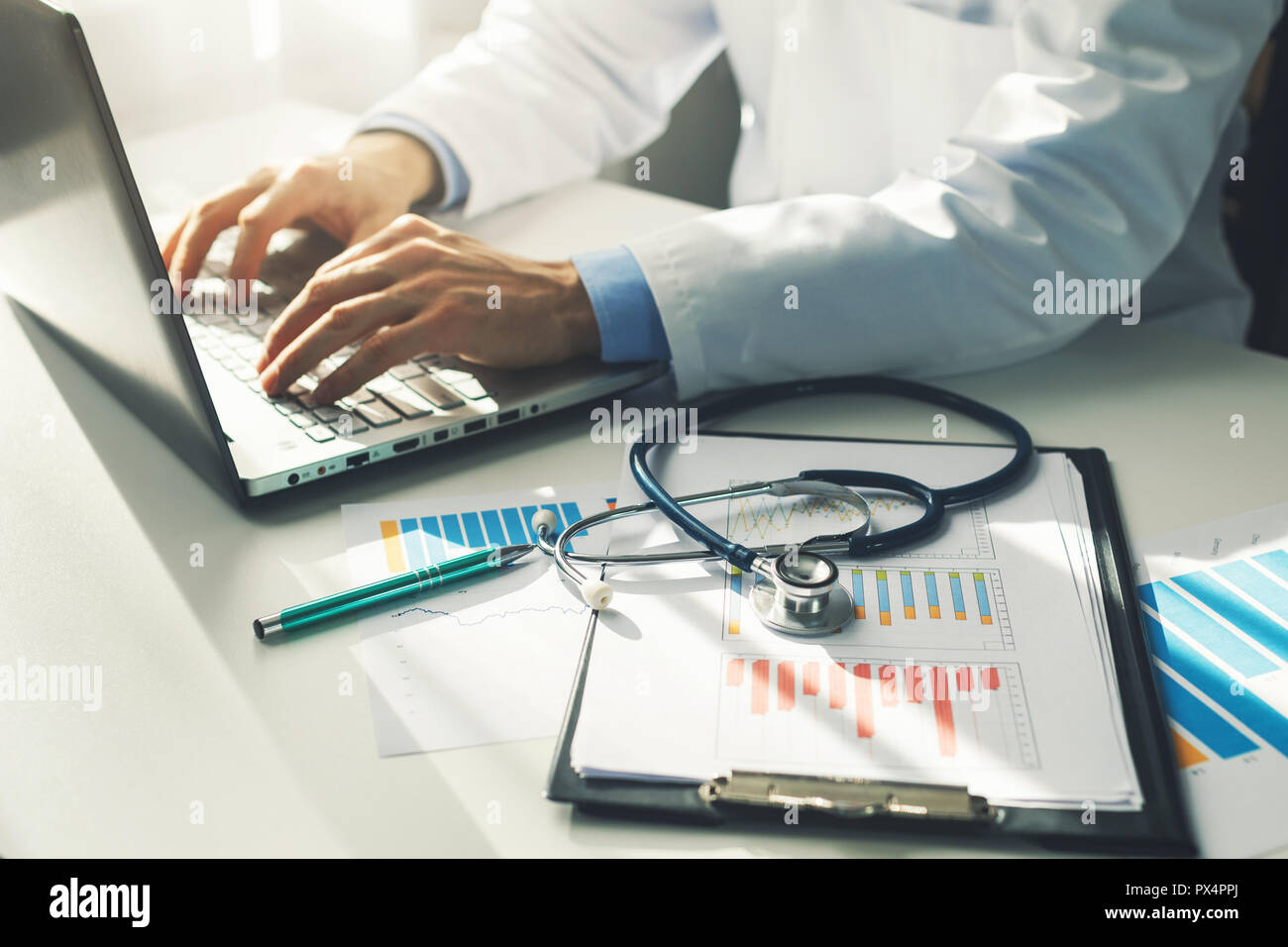 Arzt arbeiten mit Medizinische Statistik und finanzielle Berichte in Office Stockfoto