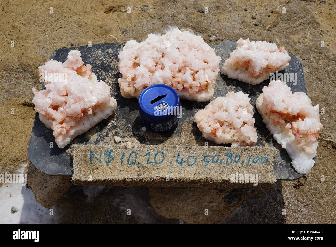 Vekaufsstand für Salzkristalle bei Cape Cross, Straße C34, Dorob Nationalpark, Republik Namibia, Afrika, Stockfoto