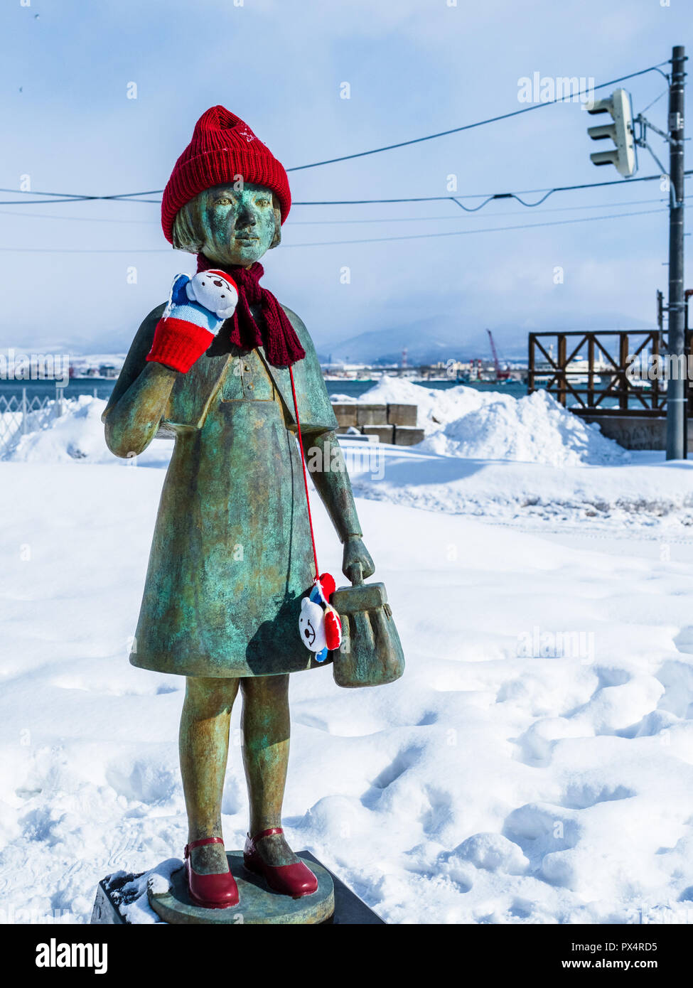 Akai Kutsu, das kleine Mädchen mit roten Schuhen auf der Kimi-Chan-Statue in der nordjapanischen Hafenstadt Hakodate auf der Insel Hokkaido Stockfoto