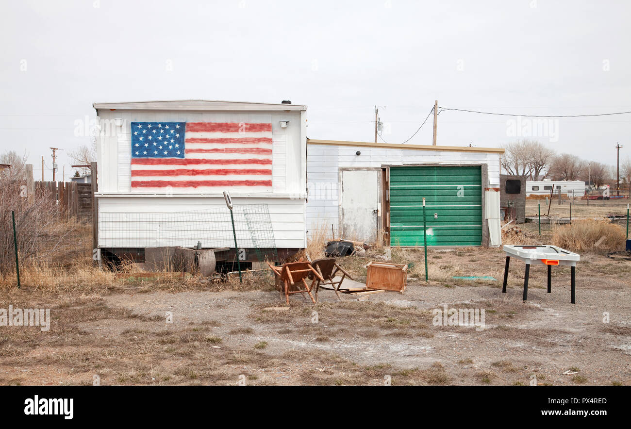 Amerikanische Flagge über verlassene trailer Home gemalt. Wyoming, USA Stockfoto