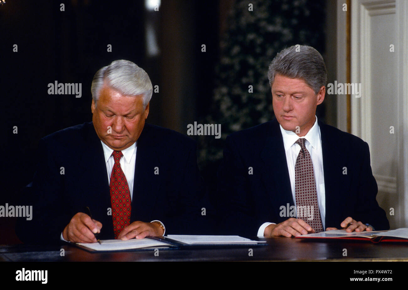 Der russische Präsident Boris Jelzin und die Vereinigten Staaten Präsident William Clinton die Partnerschaft für den wirtschaftlichen Fortschritt Handel Zeichen im East Room des Weißen Hauses am September 28th, 1994 vor, die eine gemeinsame Pressekonferenz zum Abschluss der Jelzins Staatsbesuch in Washington DC. Credit: Mark Reinstein/MediaPunch Stockfoto