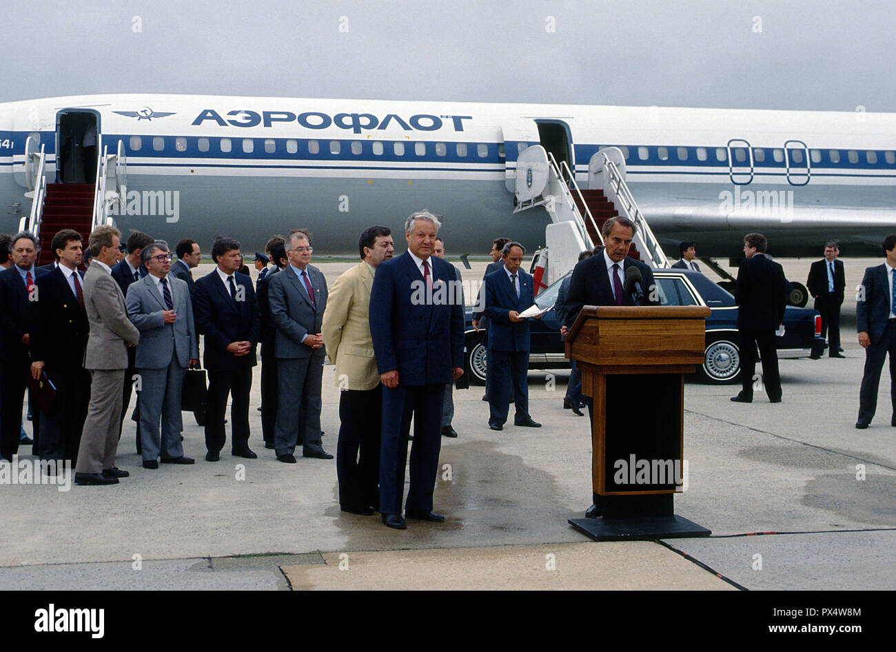 Der russische Präsident Boris Jelzin ist Nikolayvich durch Kansas republikanischen Senator Robert Dole begrüßt und Adressen Mitglieder der Presse nach seiner Ankunft aus Moskau an der Andrews Air Force Base in Camp Springs, Maryland am 18. Juni 1991. Er wird Gespräche mit Präsident George H.W. zu besuchen Bush im Weißen Haus während seines 4-tägigen Aufenthalt in den Vereinigten Staaten. Credit: Mark Reinstein/MediaPunch Stockfoto