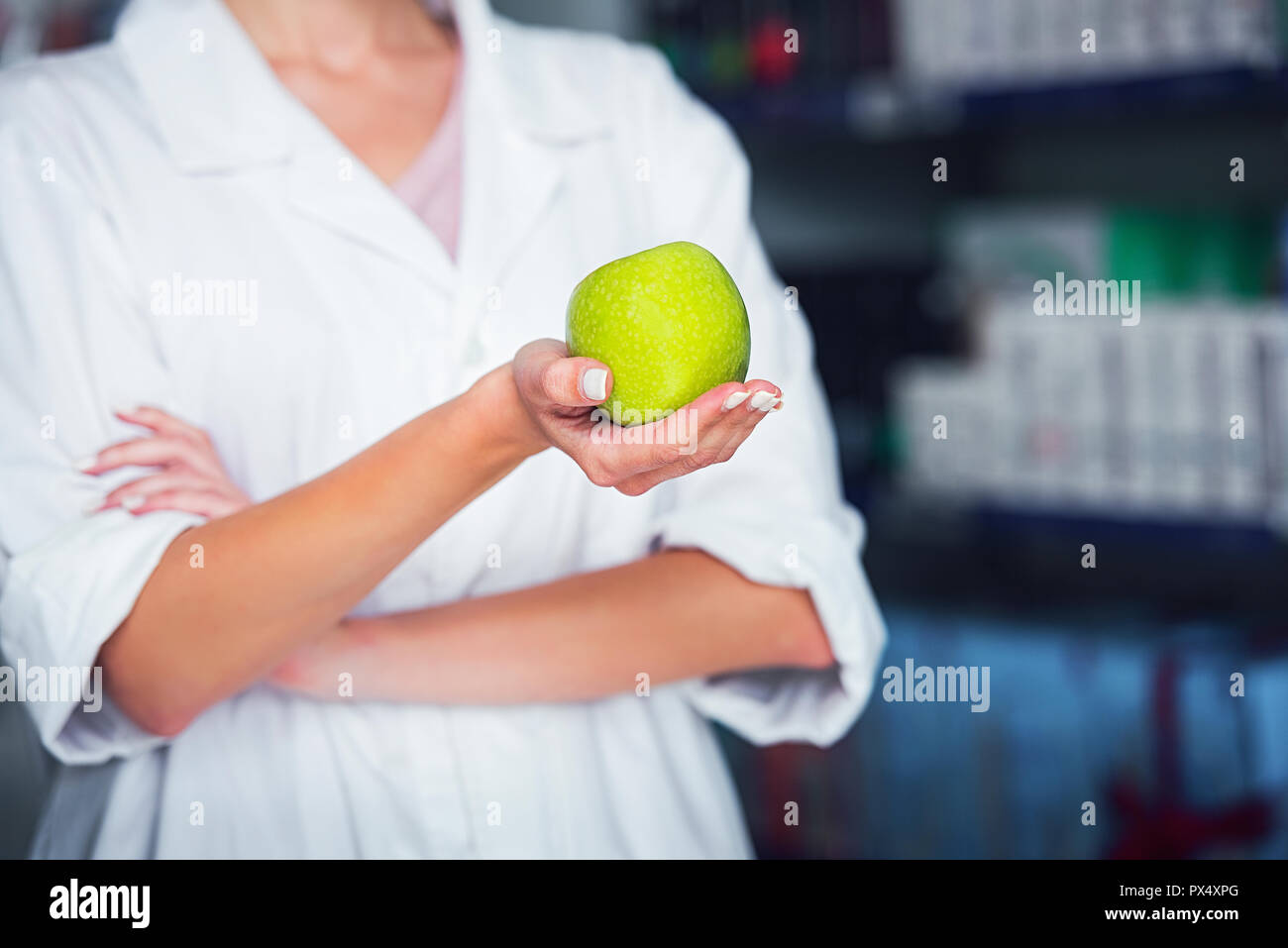 Junge Frau Doktor Hand hält ein grüner Apfel Stockfoto