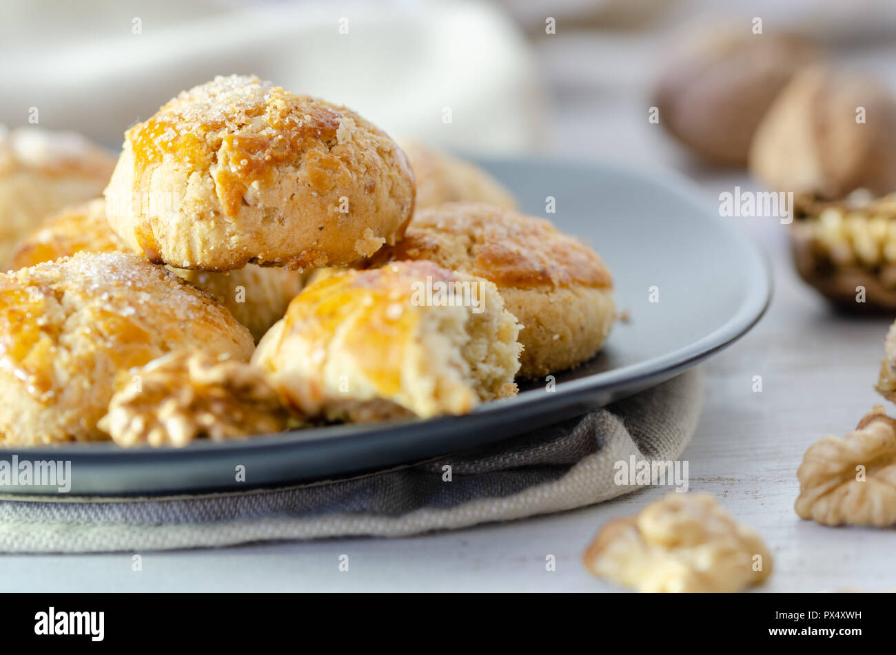 Shortcake aus Nussbaum auf einer hölzernen Hintergrund. Zuckerhaltige gebackene Kekse mit Walnüssen. Nahaufnahme Stockfoto