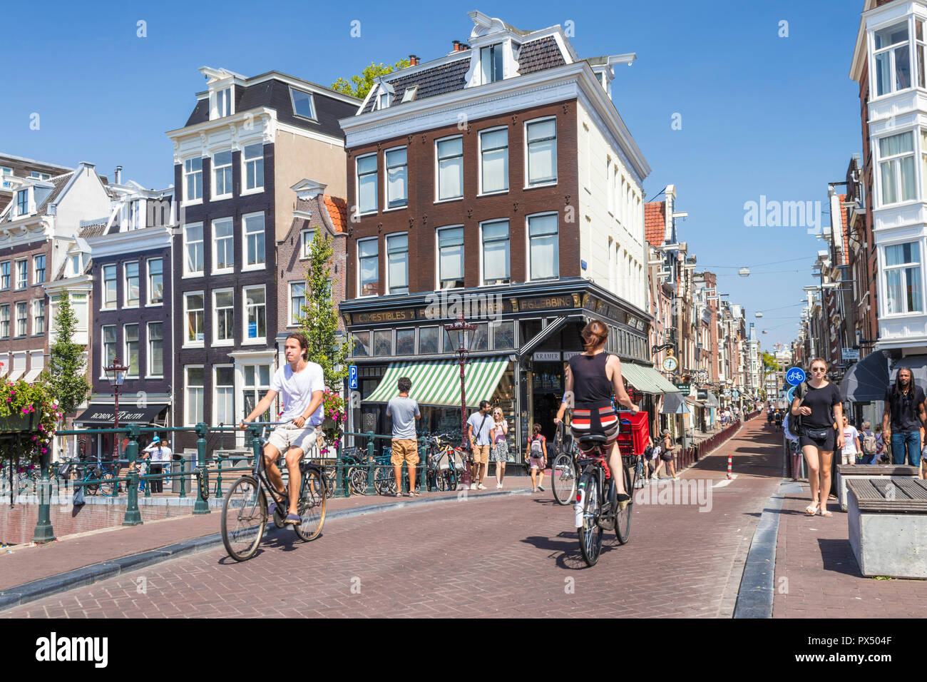 Amsterdam Nieuwe Spiegelstraat Touristen mit dem Fahrrad Radfahren in einer engen Straße Nieuwe Spiegelstraat Amsterdam Die Niederlande Holland EU Europa Stockfoto