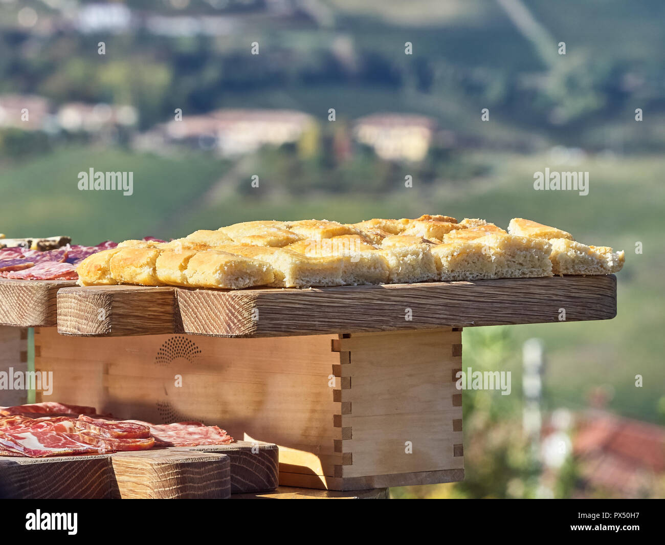 Blick auf typische Gerichte der Langhe in countryisde Pedmont. Langhe ist eine Region in Pedmont sehr beliebt wegen der guten Weine und Lebensmittel Stockfoto