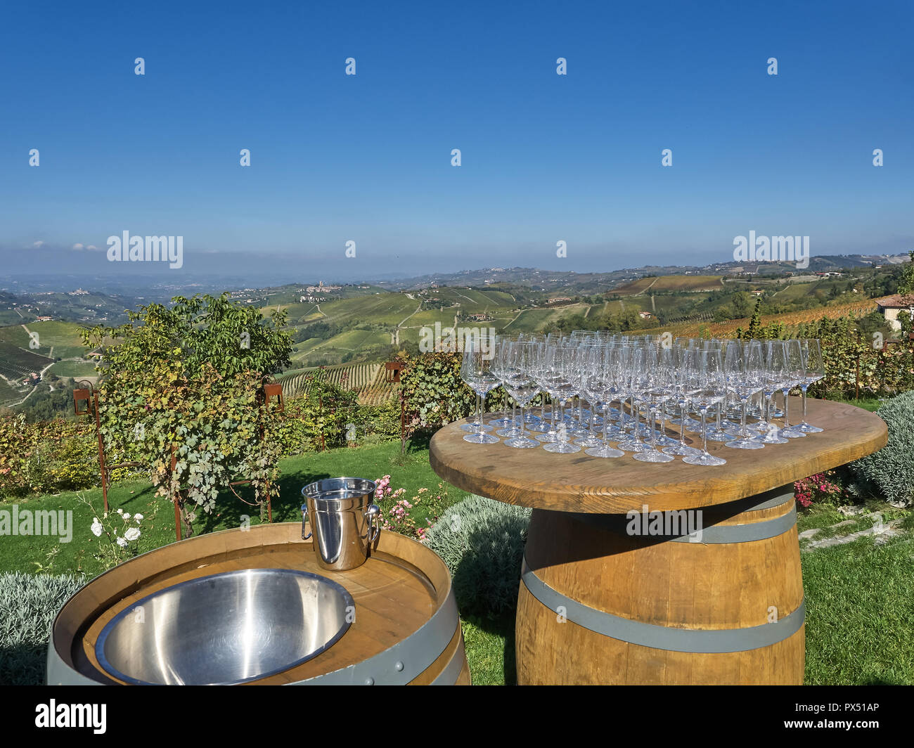 Blick auf eine Reihe von Fässern der Langhe verwendet ein entspannendes Essen mit Aussicht zu haben. eine countryisde in Pedmont sehr beliebt wegen der guten Weine und Lebensmittel Stockfoto