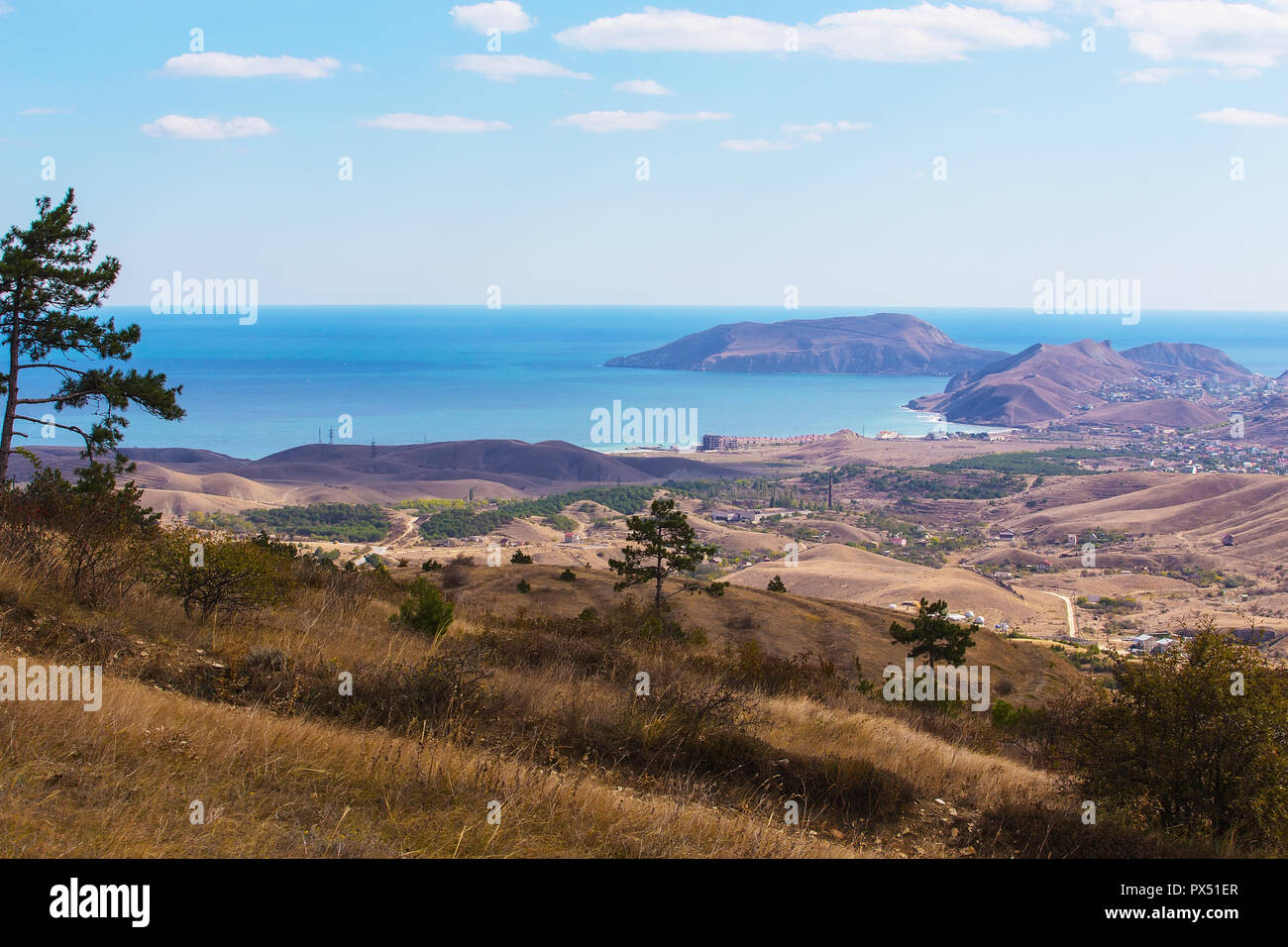 Schöne Berglandschaft gegen das Meer Stockfoto