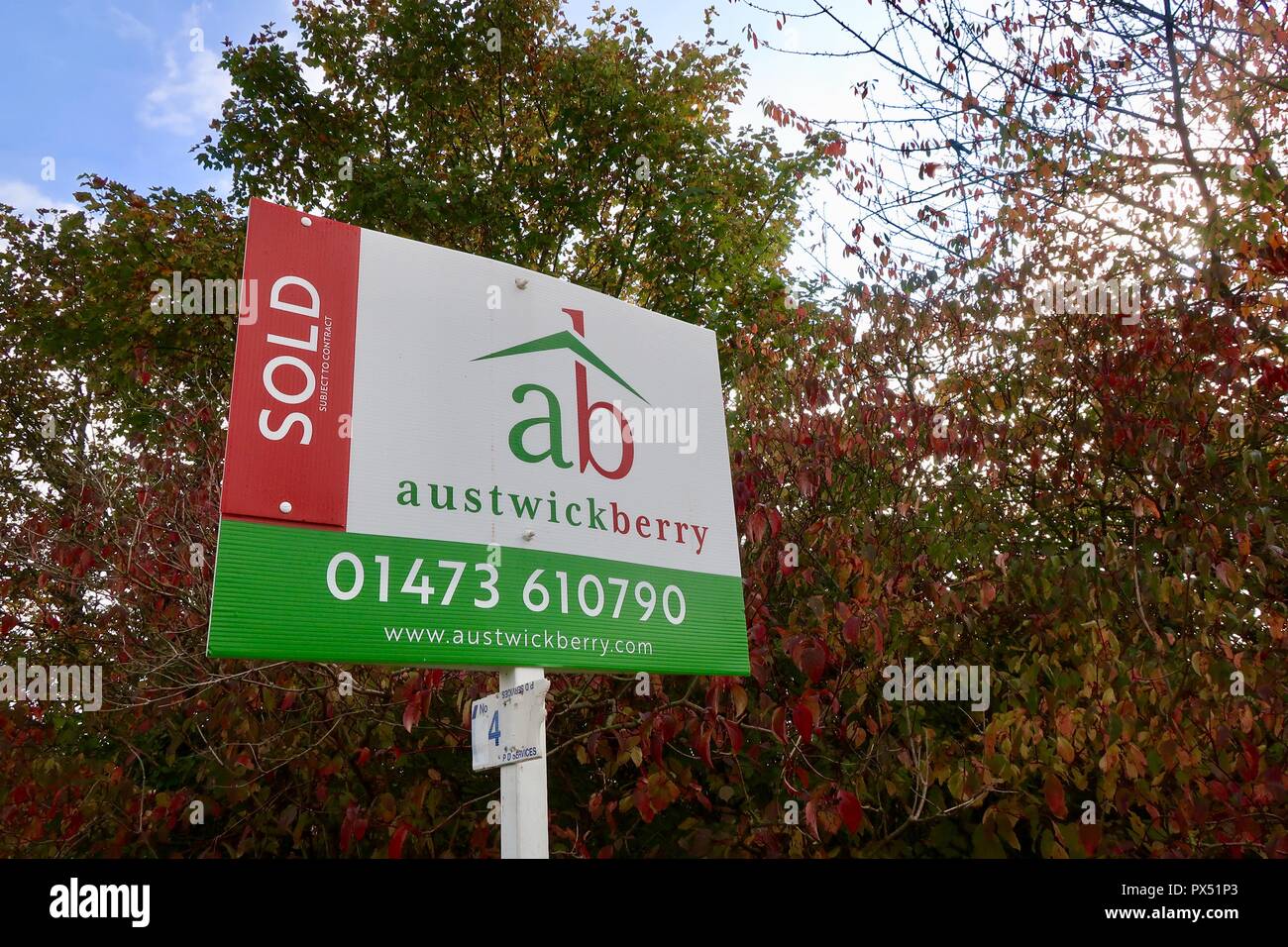 Verkauft! Austwick Berry Immobilien verkauft Registrieren im Grange Farm, Kesgrave, Suffolk. Oktober 2018. Stockfoto