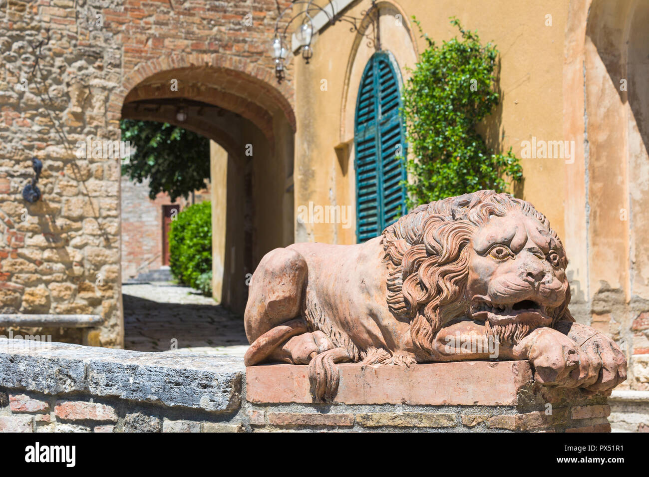 Löwe Skulptur Statue in Lucignano d'Asso, Valle de Orcia, Toskana, Italien im Mai - historisches mittelalterliches Dorf Stockfoto