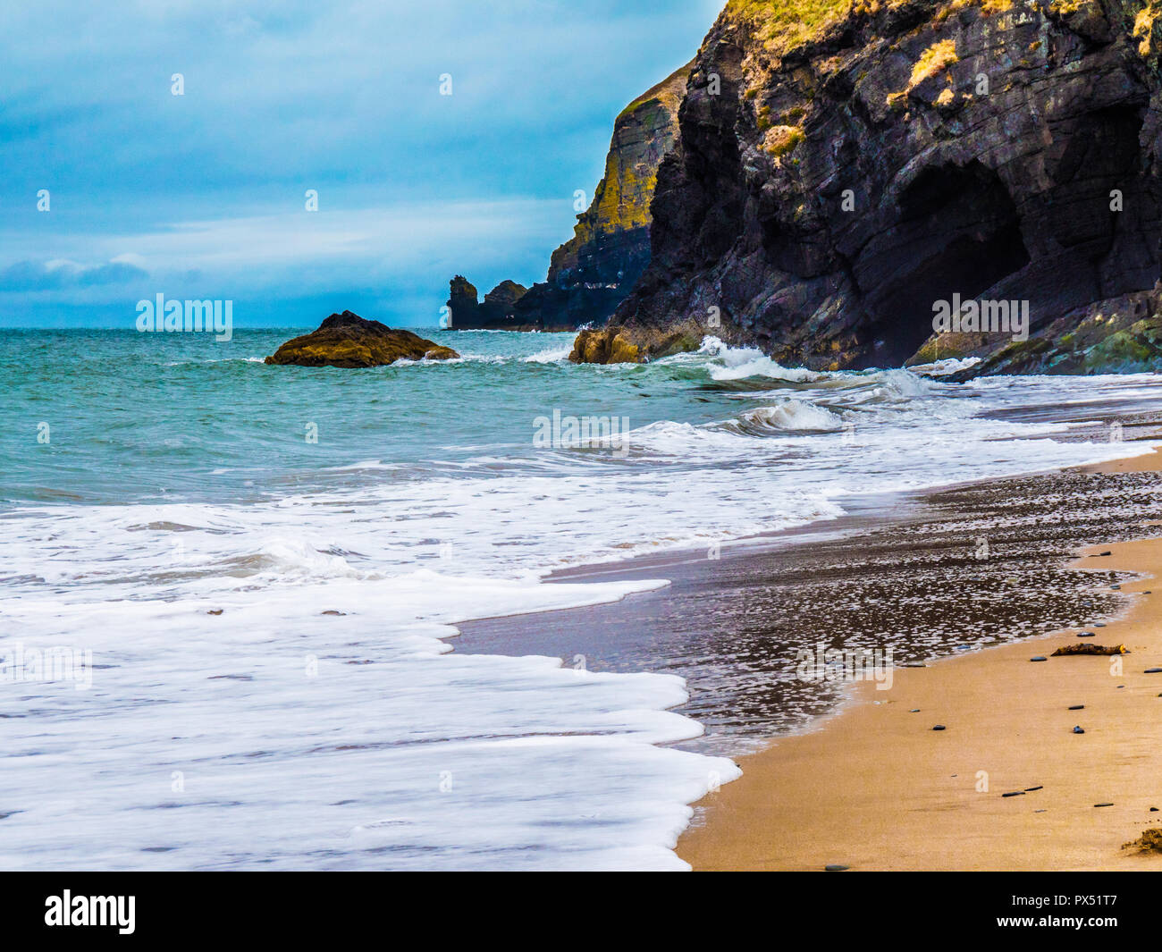 Strand in der Nähe von Traeth penbryn an der walisischen Küste in Ceredigion. Stockfoto