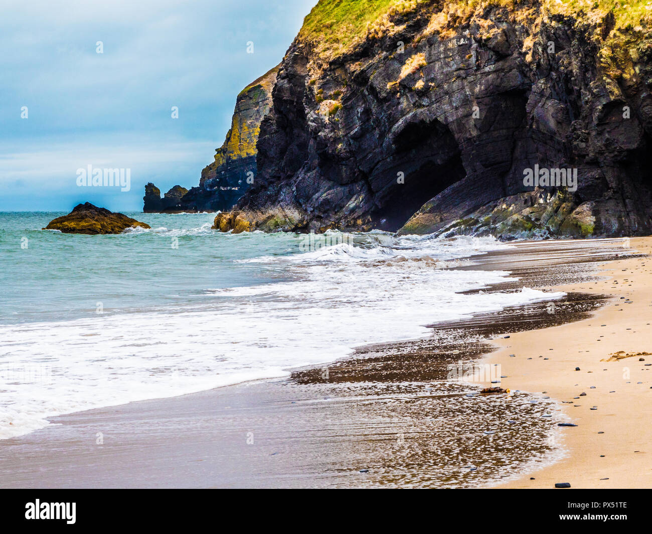 Strand in der Nähe von Traeth penbryn an der walisischen Küste in Ceredigion. Stockfoto