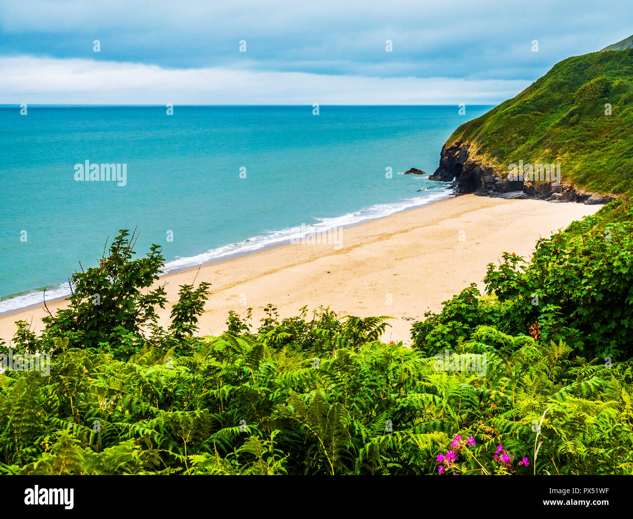 Blick von der Küste weg über Traeth Strand in Richtung penbryn an der walisischen Küste in Ceredigion. Stockfoto