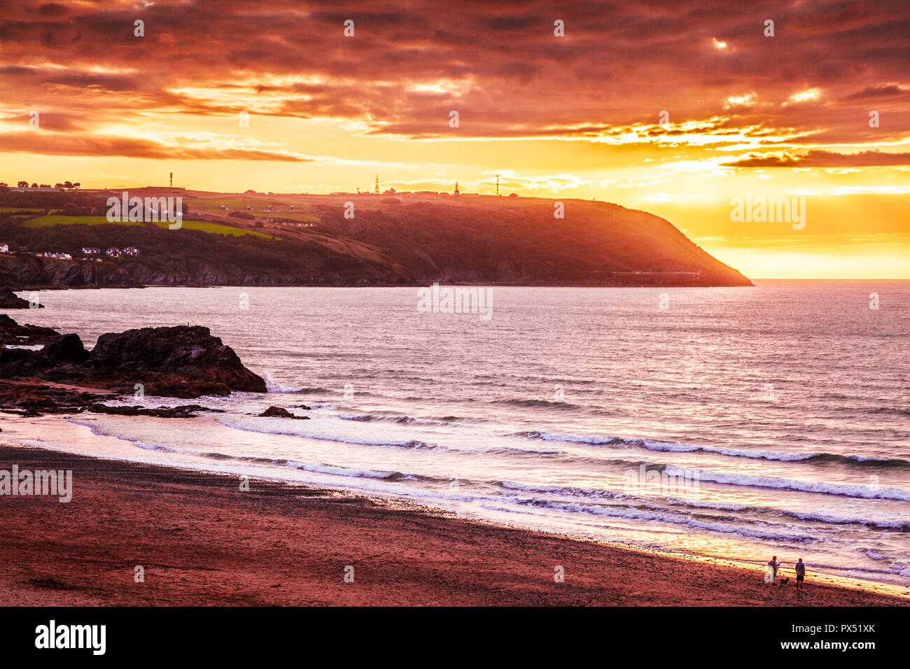 Sonnenuntergang über dem Strand von Tresaith, Ceredigion, Wales, in Richtung Aberporth. Stockfoto